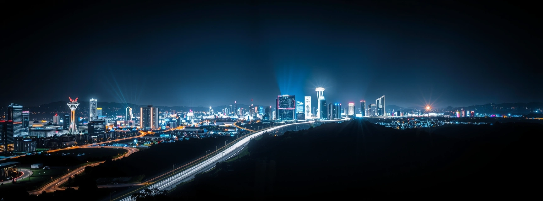 Luces cinéticas en exposición prolongada representando el flujo de datos